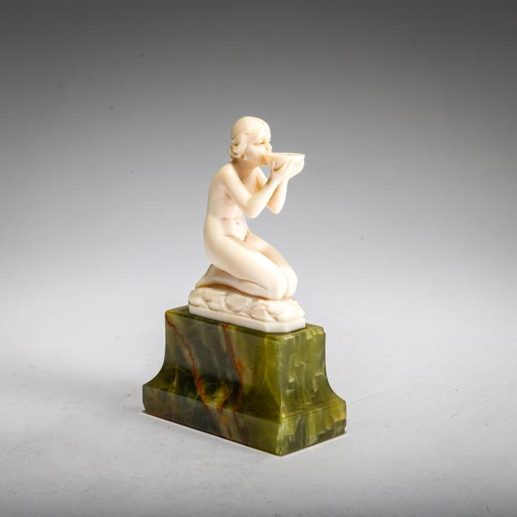 Bild 2 zu Objekt, Elfenbeinfigur 'Junge Frau, trinkend', vor 1914, Ferdinand Preiss, 178A 253