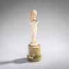 Elfenbeinfigur 'Mädchen mit Schatulle', vor 1914