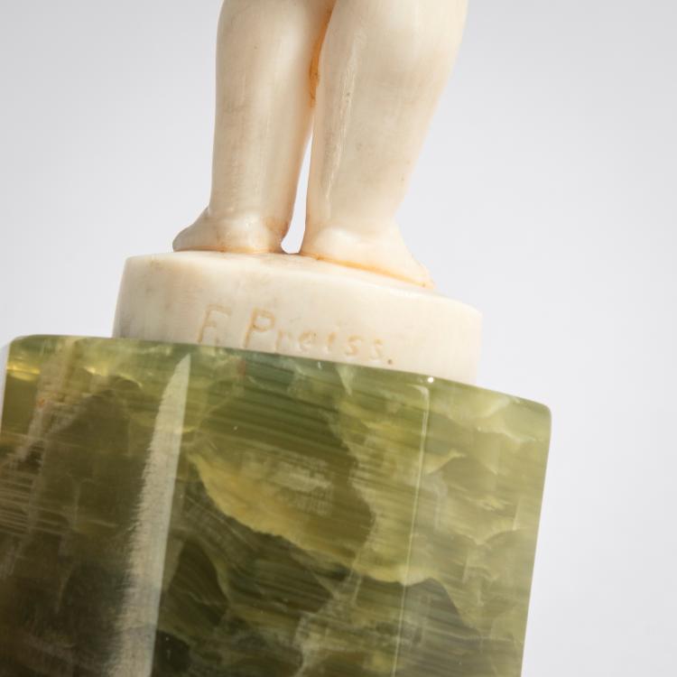 Bild 2 zu Objekt, Elfenbeinfigur 'Knabe mit Apfel', vor 1914, Ferdinand Preiss, 178A 255