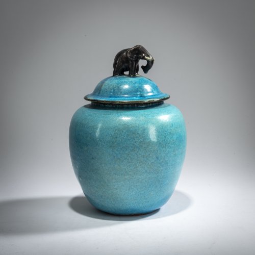 'Deckelvase mit Elefantenknauf', 1926