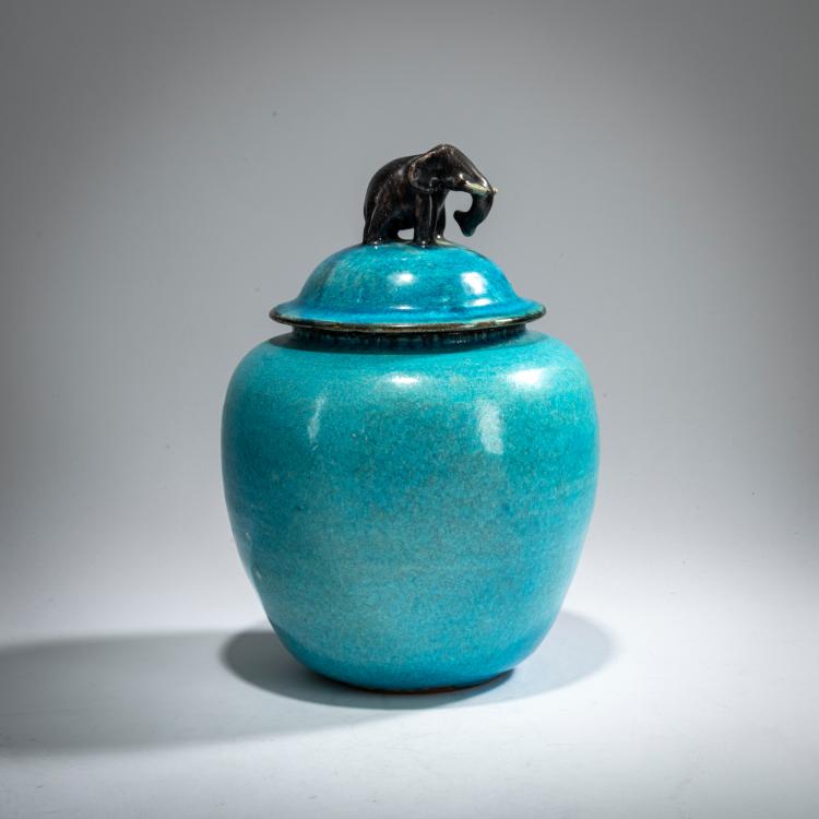 Hauptbild zu Objekt, 'Lid Vase with Elephant Knob', 1926, Max Laeuger, Karlsruhe, Majolikamanufaktur, 178A 367