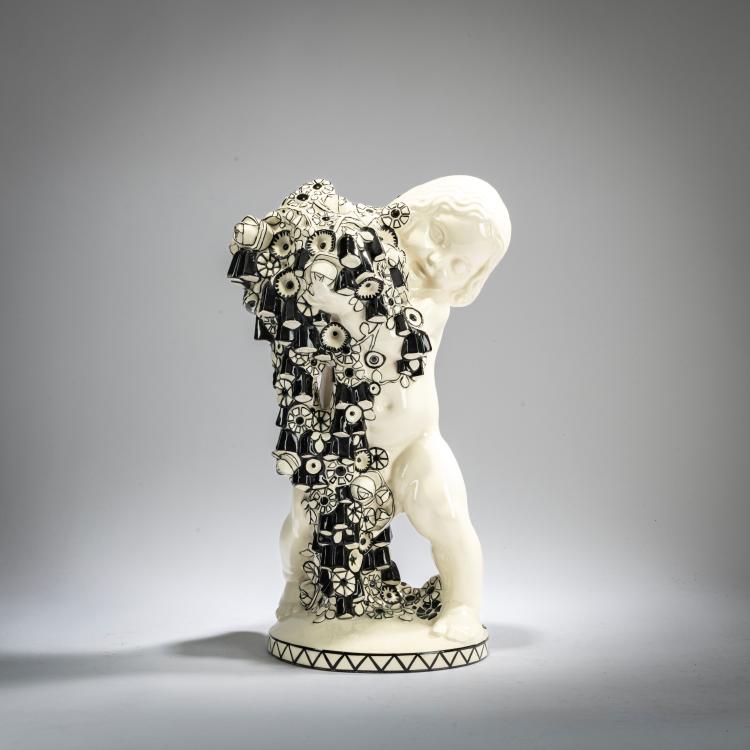 Bild 2 zu Objekt, Steingutfigur 'Putto mit Blumen (Fr&uuml;hling), um 1907, Michael Powolny, Vereinigte Wiener und Gmundner Keramik, 178A 387