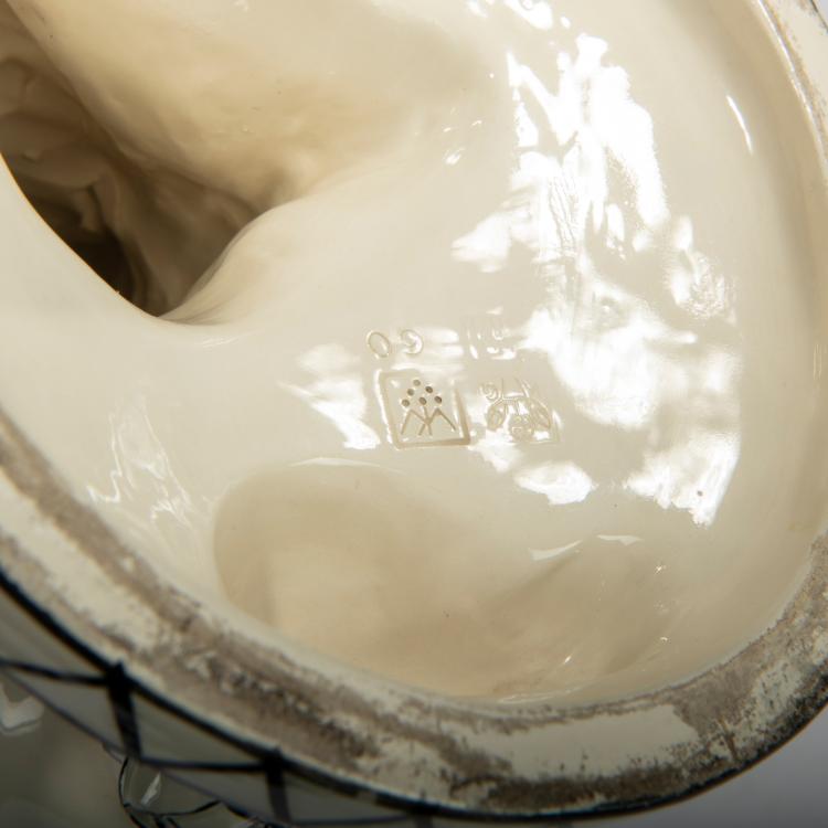 Bild 4 zu Objekt, Steingutfigur 'Putto mit Blumen (Fr&uuml;hling), um 1907, Michael Powolny, Vereinigte Wiener und Gmundner Keramik, 178A 387