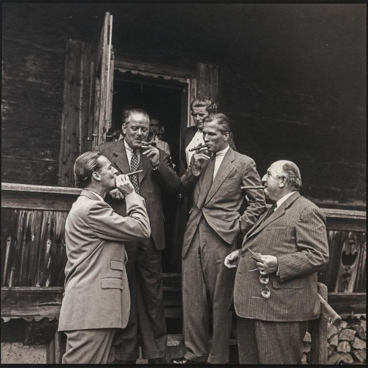 Hauptbild zu Objekt, 'Die Zigarrenraucher Baron Frieddrich Mayr-Meinhof, Prinz Ludwig Sayn-Wittgenstein, Hermann von Jedina, Prince Abdel Moneim', 1951 (Abzug sp&auml;ter), Marianne 'Manni' Sayn-Wittgenstein-Sayn, 177C 676