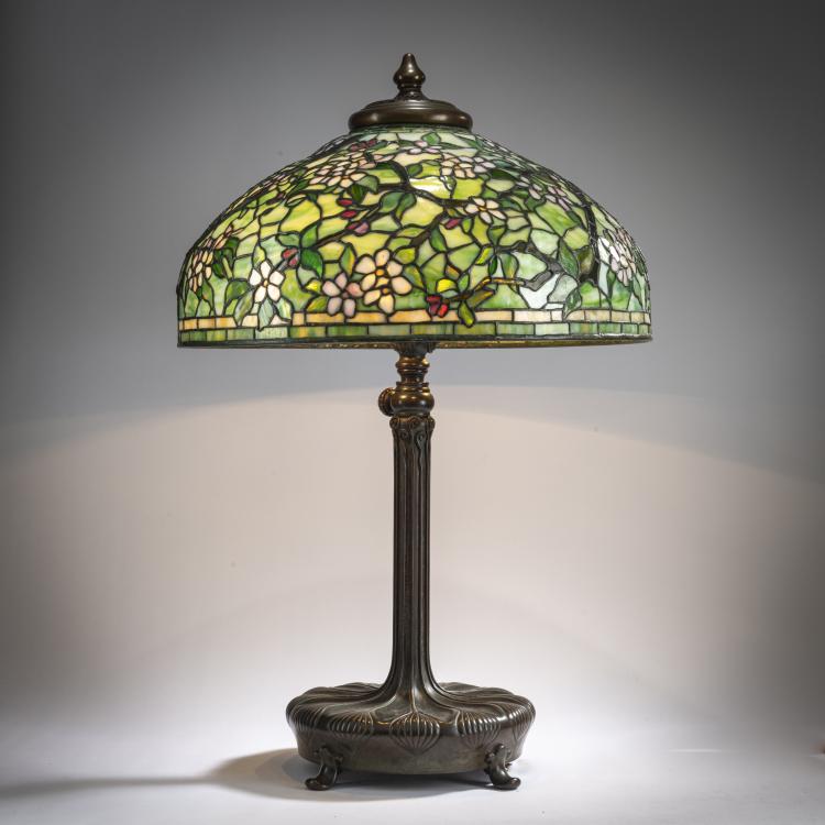 Hauptbild zu Objekt, Tischleuchte 'Apple Blossom', um 1904, Louis C. Tiffany, Tiffany Studios, New York, 178A 180