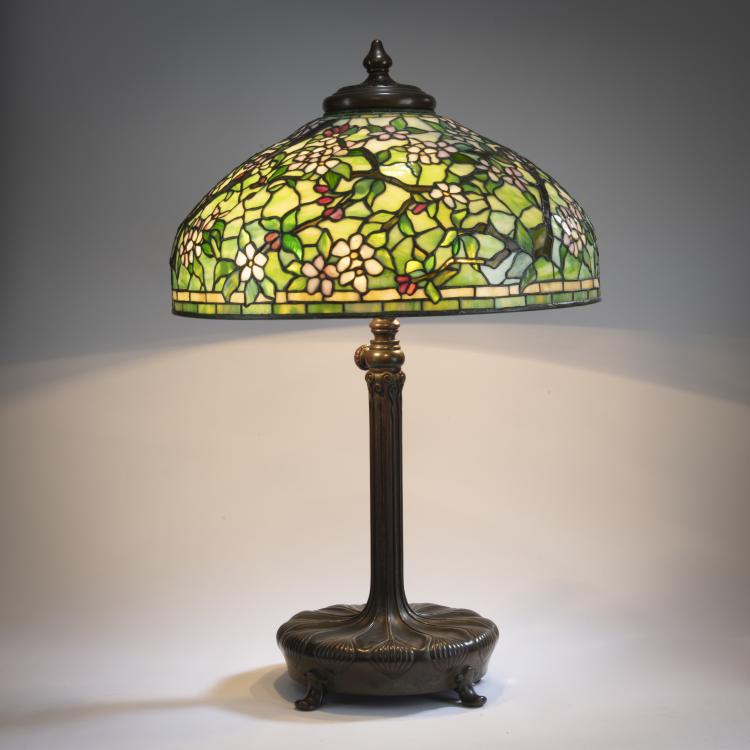 Bild 1 zu Objekt, Tischleuchte 'Apple Blossom', um 1904, Louis C. Tiffany, Tiffany Studios, New York, 178A 180