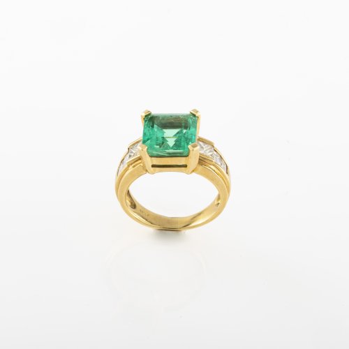 Impressive Colombian emerald ring