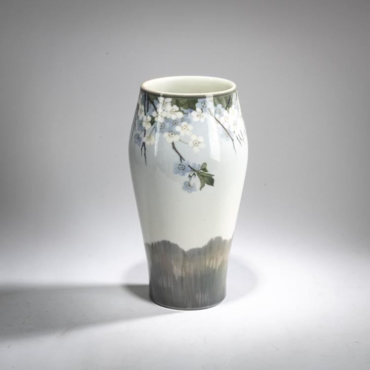 Bild 1 zu Objekt, Gro&szlig;e Vase mit Bl&uuml;tenzweigen, 1897-1922, Kopenhagen, KPM / Royal Copenhagen, 178A 320