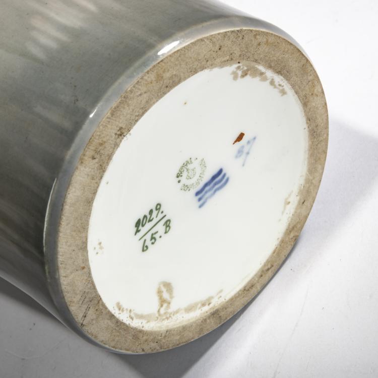 Bild 2 zu Objekt, Gro&szlig;e Vase mit Bl&uuml;tenzweigen, 1897-1922, Kopenhagen, KPM / Royal Copenhagen, 178A 320