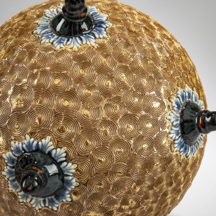 Bild 2 zu Objekt, Dreihenkelige Vase 'Lambeth Cauldron' - 'Gold Swirls', 1904, Ethel Beard, Royal Doulton, Lambeth, 178A 361