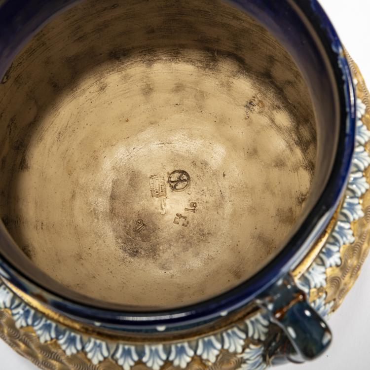 Bild 3 zu Objekt, Dreihenkelige Vase 'Lambeth Cauldron' - 'Gold Swirls', 1904, Ethel Beard, Royal Doulton, Lambeth, 178A 361