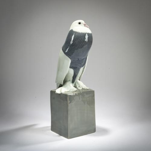 Taube mit Federfüßen, um 1910