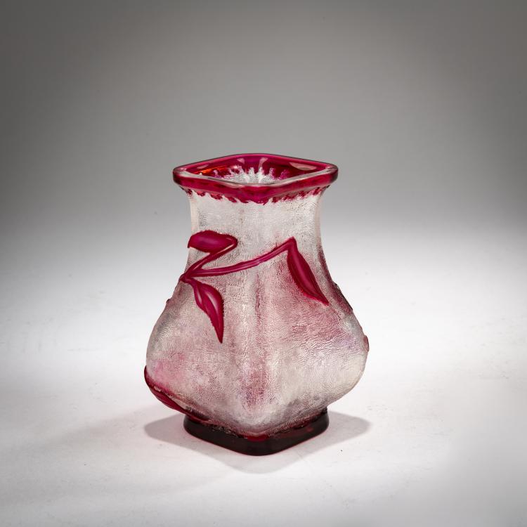 Bild 1 zu Objekt, Kleine Vase 'Fuchsias', um 1900, Saint-Louis, Cristallerie de, Saint-Louis-l&egrave;s-Bitche, 178A 163