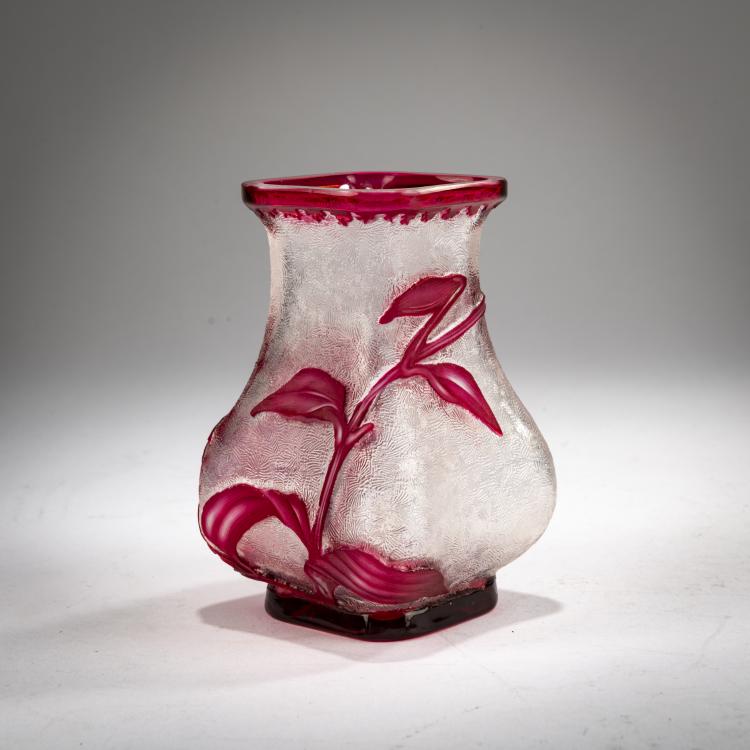 Bild 2 zu Objekt, Kleine Vase 'Fuchsias', um 1900, Saint-Louis, Cristallerie de, Saint-Louis-l&egrave;s-Bitche, 178A 163