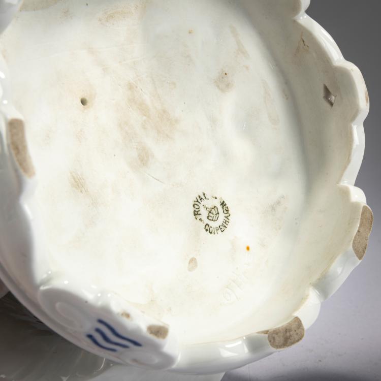 Bild 2 zu Objekt, Two squirrels with nuts, 1902, Christian Thomsen, Kopenhagen, KPM / Royal Copenhagen, 178A 284