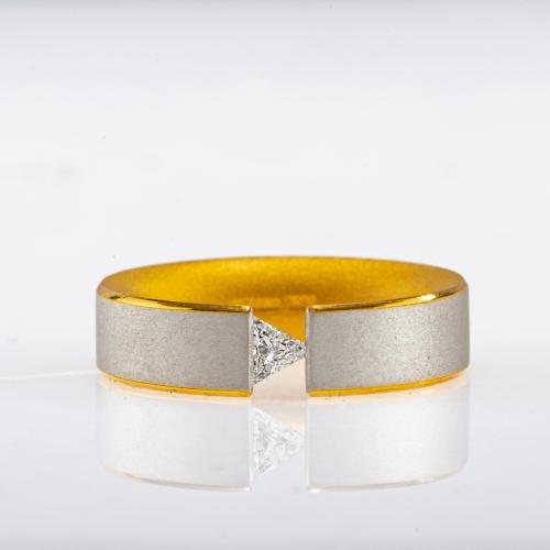 Tension ring with trilliant-cut diamond