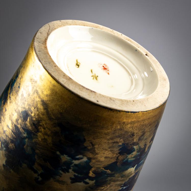 Bild 2 zu Objekt, Tall vase with a woman's head in profile to the left, c. 1900, Amphora-Werke Riessner, Stellmacher & Kessel, Turn-Teplitz / Trnovany-Teplice, 178A 382