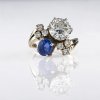 Eleganter Cocktailring mit imposantem Brillant und Saphir