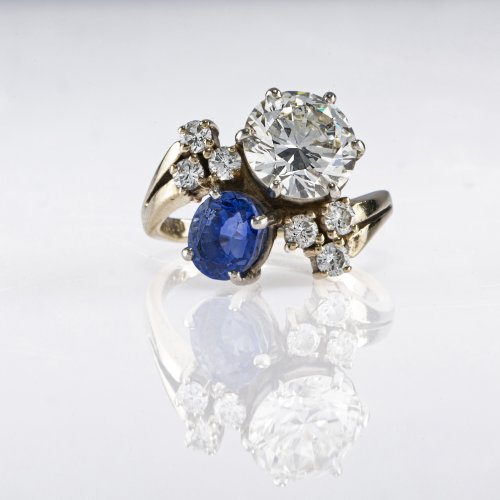 Elegant cocktail ring with impressive diamond and sapphire