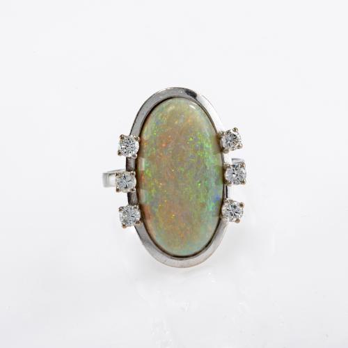 Opalring mit Diamanten