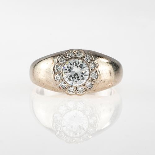 Entourage ring with diamonds