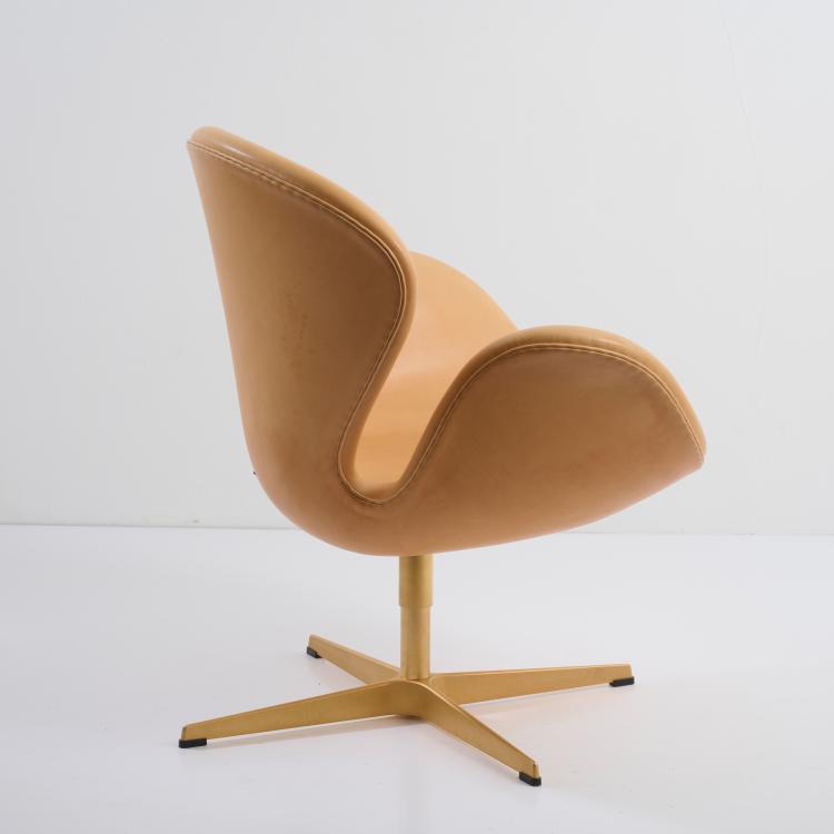 Bild 3 zu Objekt, Armlehnsessel 'Swan Chair' - '60th Anniversary Edition', 1958 (Entwurf), Arne Jacobsen, Hansen, Fritz, Kopenhagen / Copenhagen, 179A 213