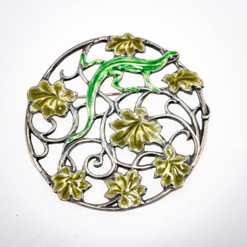 Brooch with leaf tendrils and lizard, c. 1910