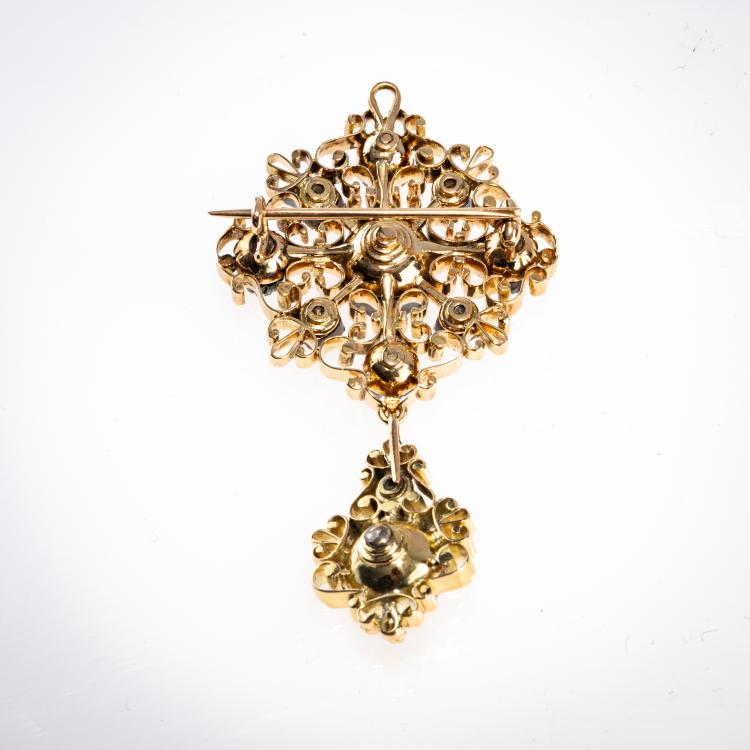 Bild 1 zu Objekt, Historische Corsagebrosche verziert mit Smaragden, Rubin und Diamantrosen, um 1885, Deutschland / Germany, 178C 1018