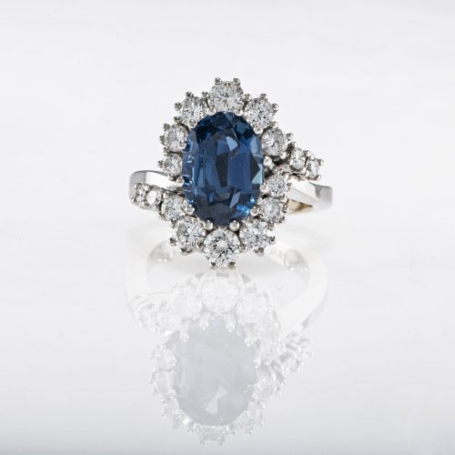 Entourage ring with sapphire and diamonds