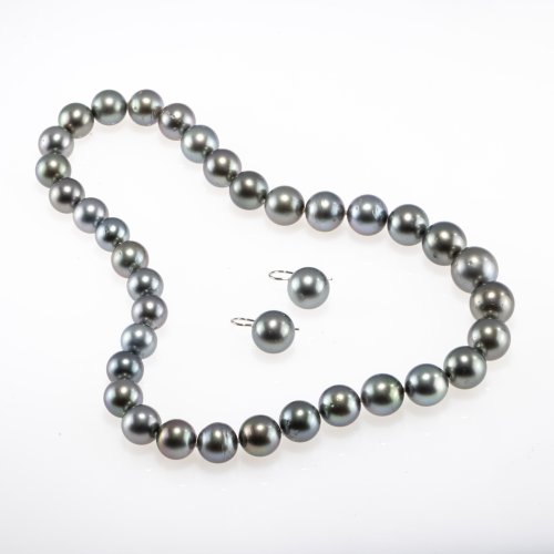 Pearl necklace and earrings made of Tahitian pearls