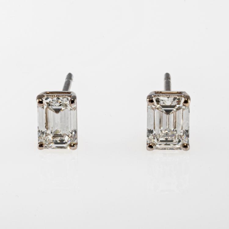 Bild 1 zu Objekt, Ein Paar klassische Ohrstecker besetzt mit Diamanten im Smaragd-Schliff, 178C 1059