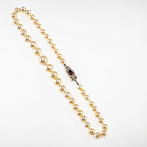 Perlenkette mit Diamant-Rubin-Schließe