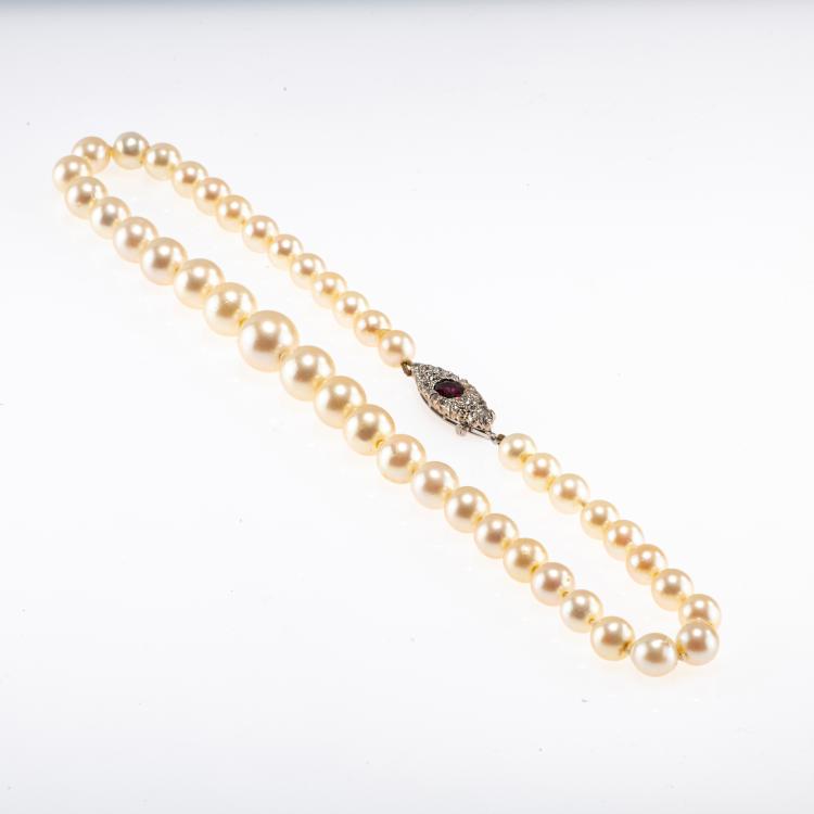 Bild 1 zu Objekt, Perlenkette mit Diamant-Rubin-Schlie&szlig;e, 178C 1017