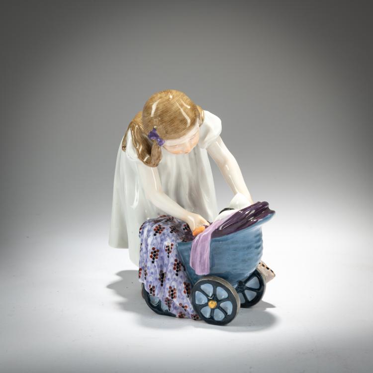 Hauptbild zu Objekt, 'Sich b&uuml;ckendes M&auml;dchen mit Puppe, an einem Puppenwagen', 1905, Konrad Hentschel, Meissen, KPM, 180A 267