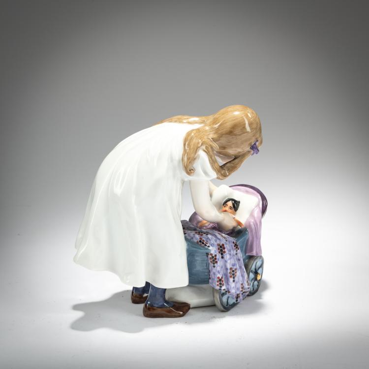 Bild 1 zu Objekt, 'Sich b&uuml;ckendes M&auml;dchen mit Puppe, an einem Puppenwagen', 1905, Konrad Hentschel, Meissen, KPM, 180A 267