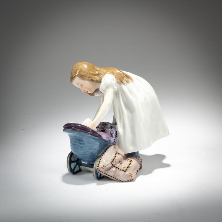 Bild 2 zu Objekt, 'Sich b&uuml;ckendes M&auml;dchen mit Puppe, an einem Puppenwagen', 1905, Konrad Hentschel, Meissen, KPM, 180A 267