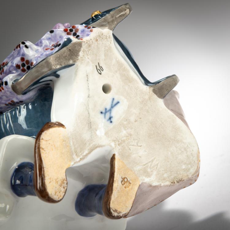 Bild 3 zu Objekt, 'Sich b&uuml;ckendes M&auml;dchen mit Puppe, an einem Puppenwagen', 1905, Konrad Hentschel, Meissen, KPM, 180A 267