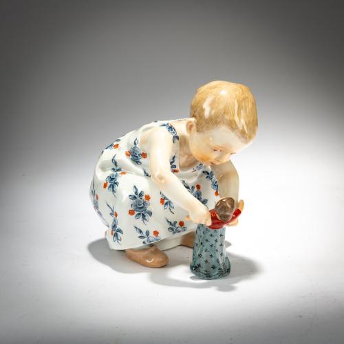 'Hockendes Kind mit einer Puppe in den Händen', 1904