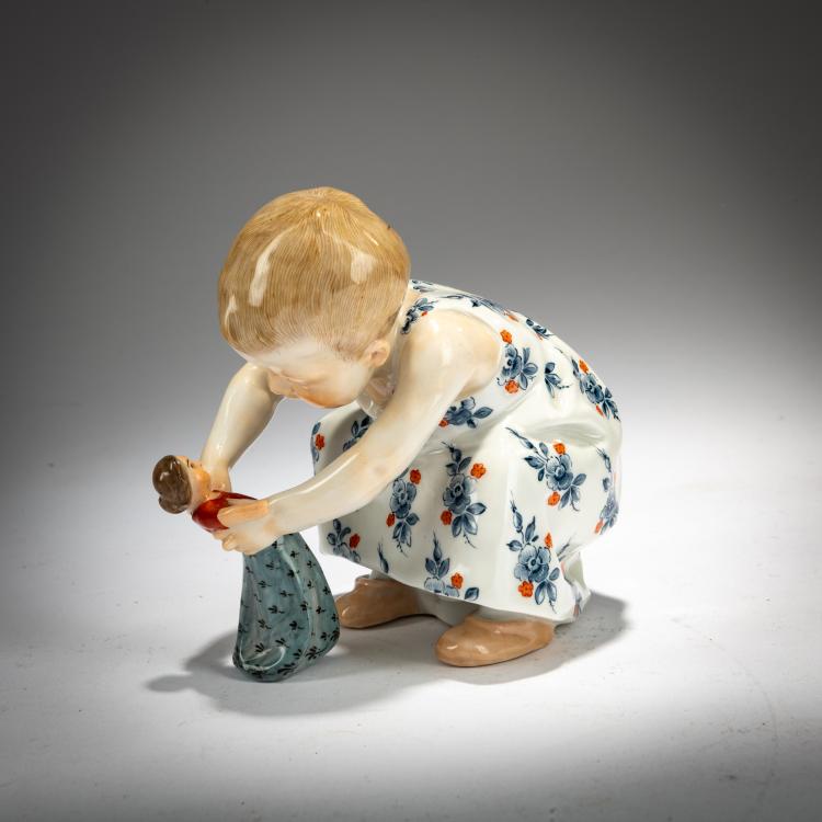 Bild 1 zu Objekt, 'Hockendes Kind mit einer Puppe in den H&auml;nden', 1904, Konrad Hentschel, Meissen, KPM, 180A 265