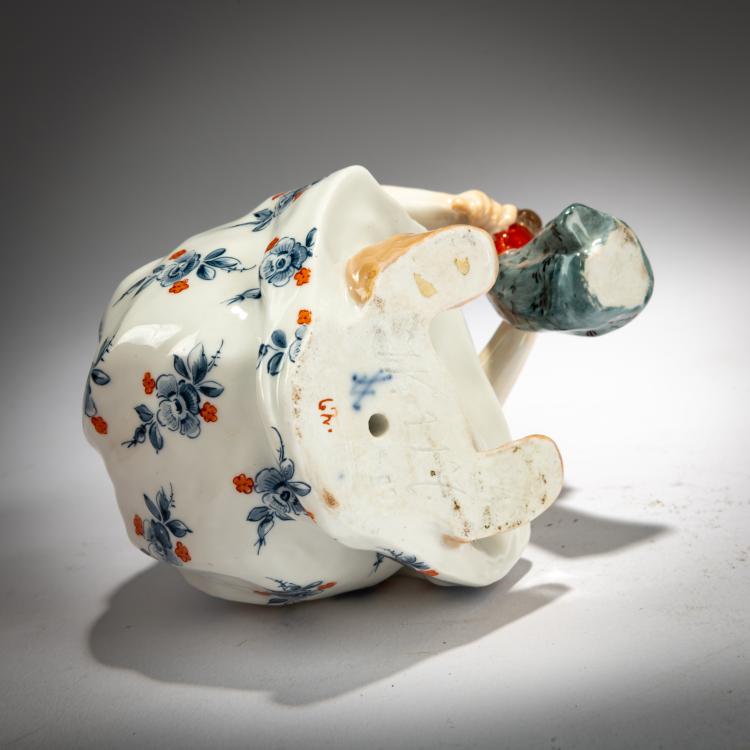 Bild 2 zu Objekt, 'Hockendes Kind mit einer Puppe in den H&auml;nden', 1904, Konrad Hentschel, Meissen, KPM, 180A 265