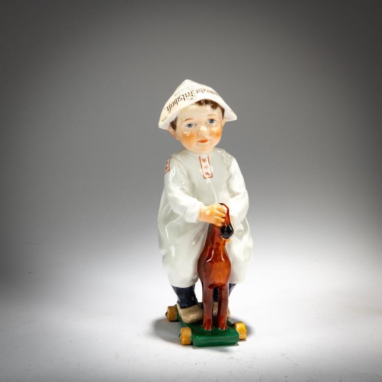 Bild 1 zu Objekt, 'Kind mit Zeitungsm&uuml;tze, auf einem Holzpferd reitend', 1905, Konrad Hentschel, Meissen, KPM, 180A 269