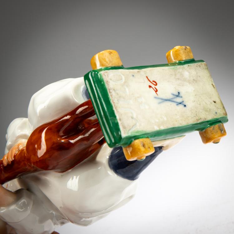 Bild 2 zu Objekt, 'Kind mit Zeitungsm&uuml;tze, auf einem Holzpferd reitend', 1905, Konrad Hentschel, Meissen, KPM, 180A 269