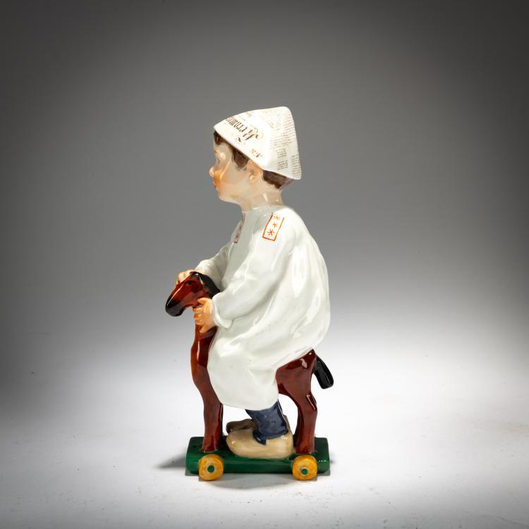 Bild 3 zu Objekt, 'Kind mit Zeitungsm&uuml;tze, auf einem Holzpferd reitend', 1905, Konrad Hentschel, Meissen, KPM, 180A 269