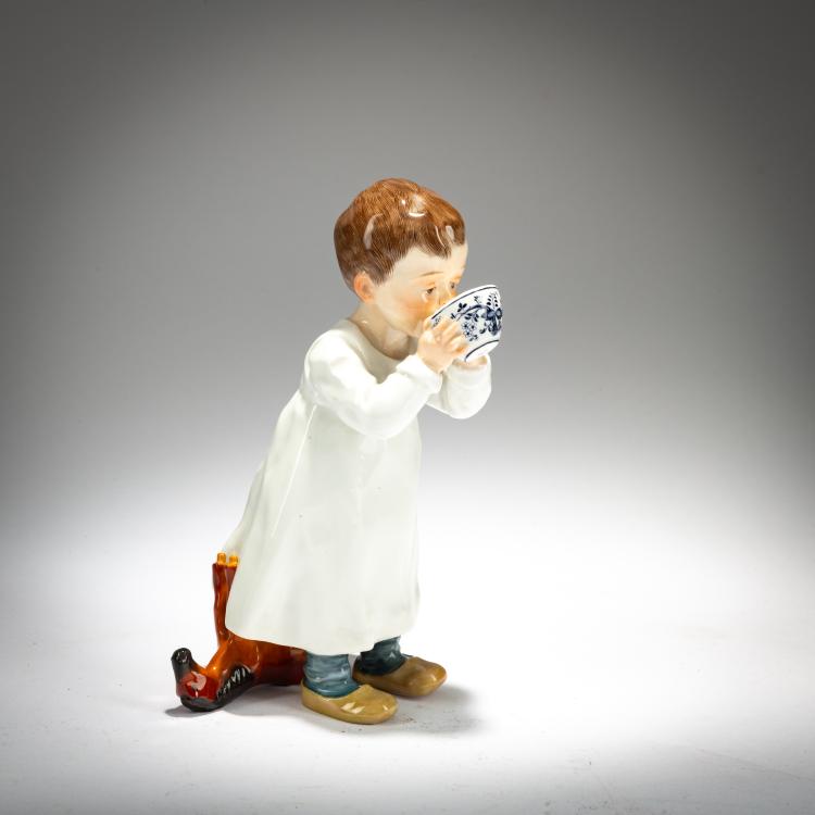Hauptbild zu Objekt, 'Stehendes Kind, aus einer Zwiebelmustertasse trinkend', 1905, Konrad Hentschel, Meissen, KPM, 180A 270