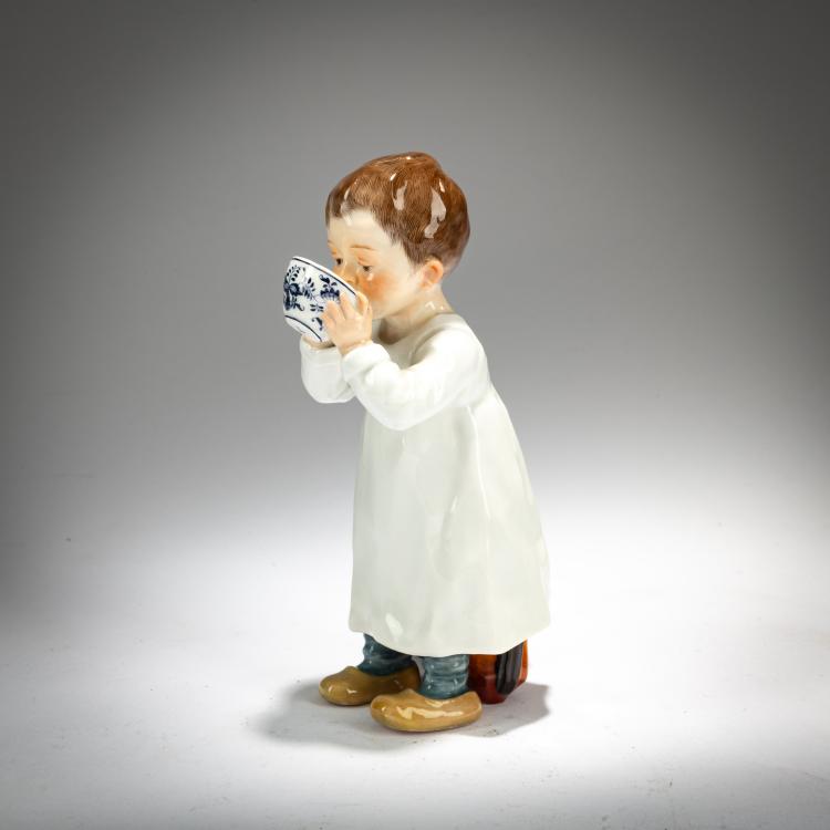 Bild 1 zu Objekt, 'Stehendes Kind, aus einer Zwiebelmustertasse trinkend', 1905, Konrad Hentschel, Meissen, KPM, 180A 270
