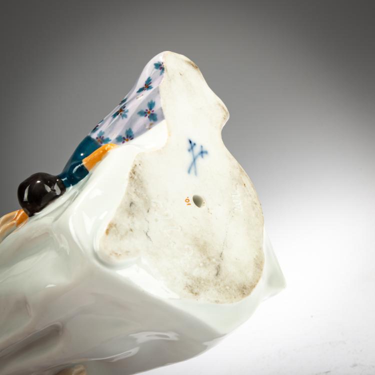 Bild 2 zu Objekt, 'Stehendes M&auml;dchen mit einer herabh&auml;ngenden Puppe in der linken Hand', 1907, Konrad Hentschel, Meissen, KPM, 180A 273