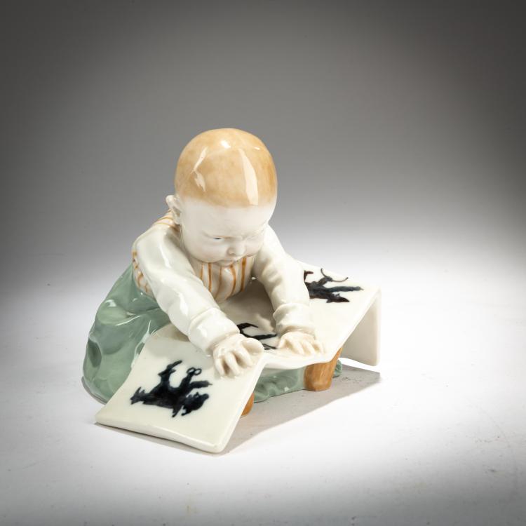 Hauptbild zu Objekt, 'Sitzendes Kind mit Bilderbuch', 1904, Konrad Hentschel, Meissen, KPM, 180A 266