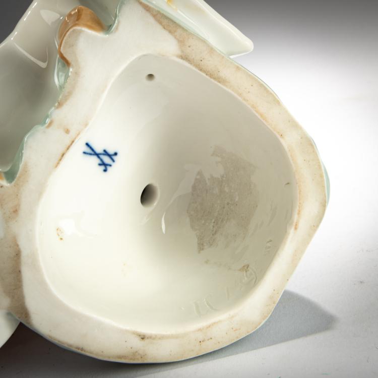 Bild 2 zu Objekt, 'Sitzendes Kind mit Bilderbuch', 1904, Konrad Hentschel, Meissen, KPM, 180A 266