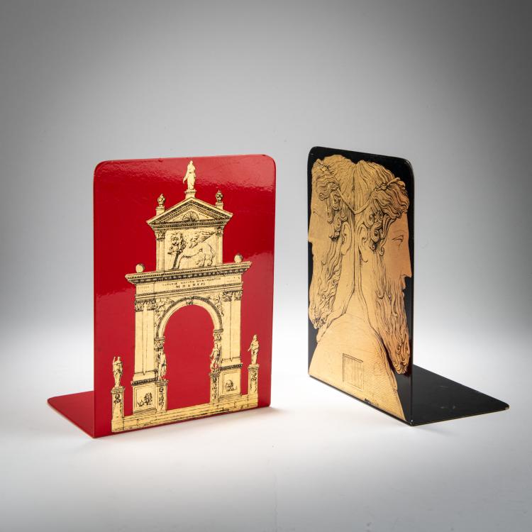 Bild 1 zu Objekt, Zwei gro&szlig;e Buchst&uuml;tzen 'Giano' und 'Porta', 1960er Jahre (Entwurf), Piero Fornasetti, Fornasetti, Mailand / Milan, 179A 83