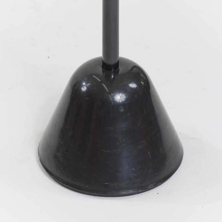 Bild 2 zu Objekt, Kleiderst&auml;nder 'Servomanto', 1985, Achille Castiglioni,Pier Giacomo Castiglioni, Zanotta, Nova Milanese, 179A 429